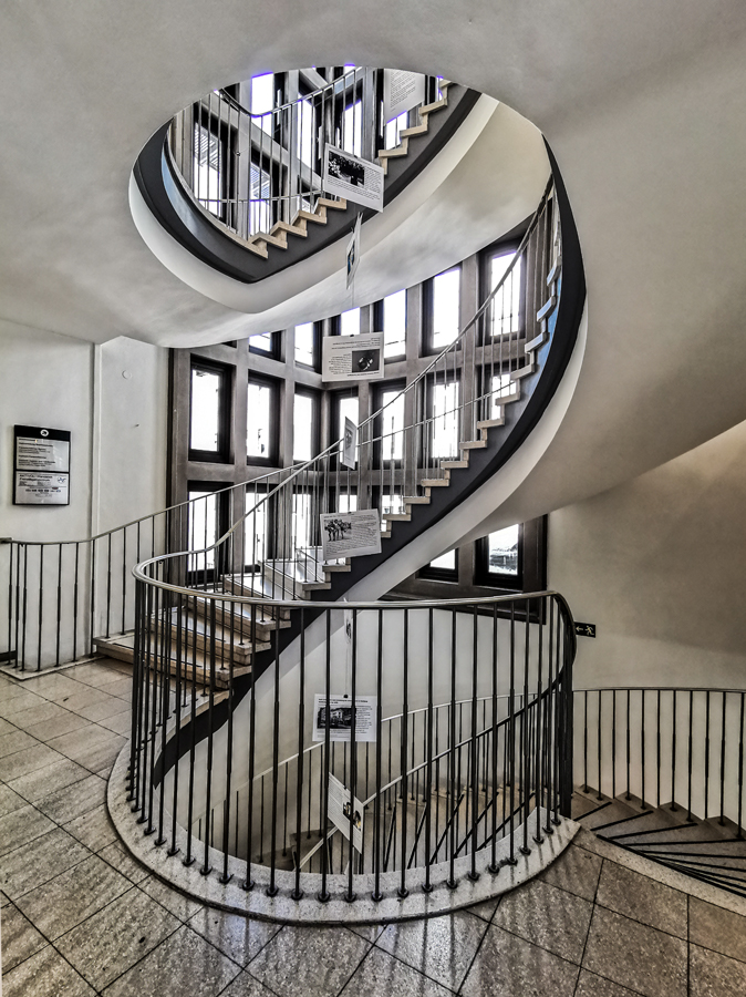 sprialtreppe-stormarnhaus-fritz-hoeger-by-abendfarben