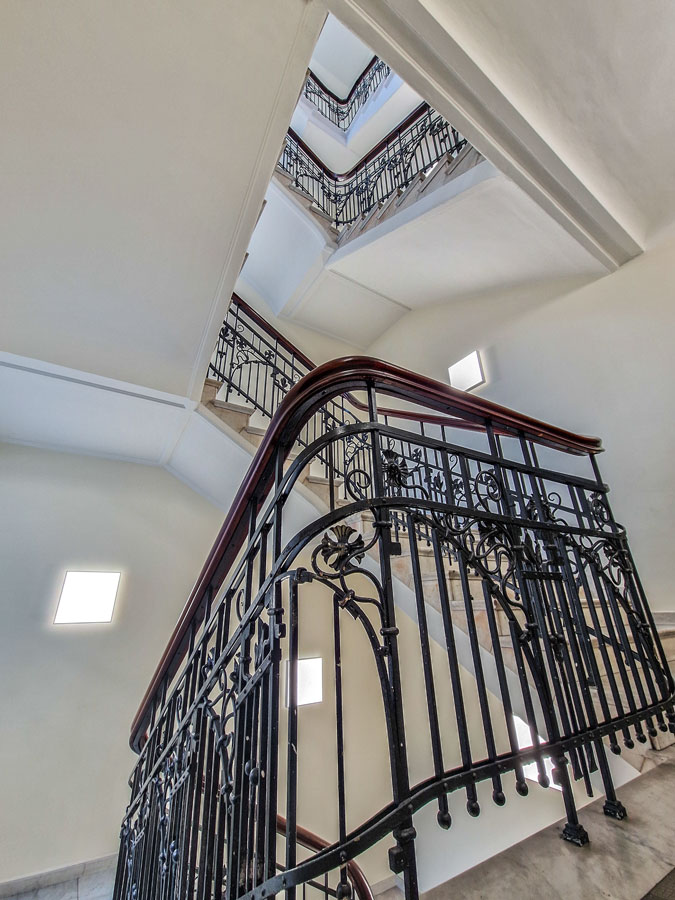 kontorhaus-ferdinandstrasse-treppe-by-abendfarben