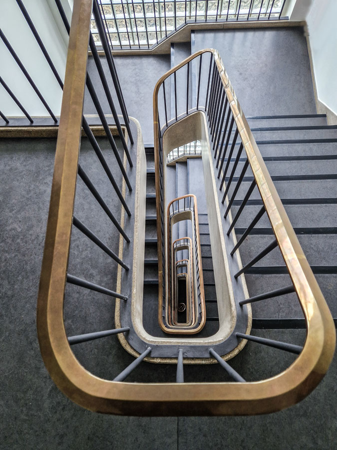 kontorhaus-rathausstrasse-treppenhaus-by-abendfarben