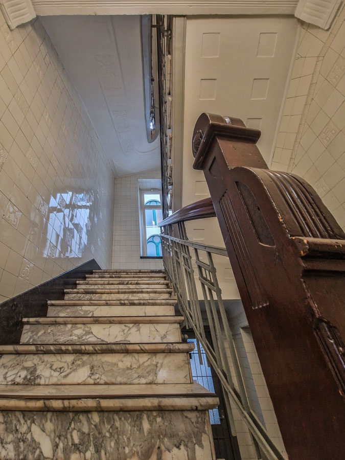 konmtorhaus-neuer-wall-treppe-by-abendfarben